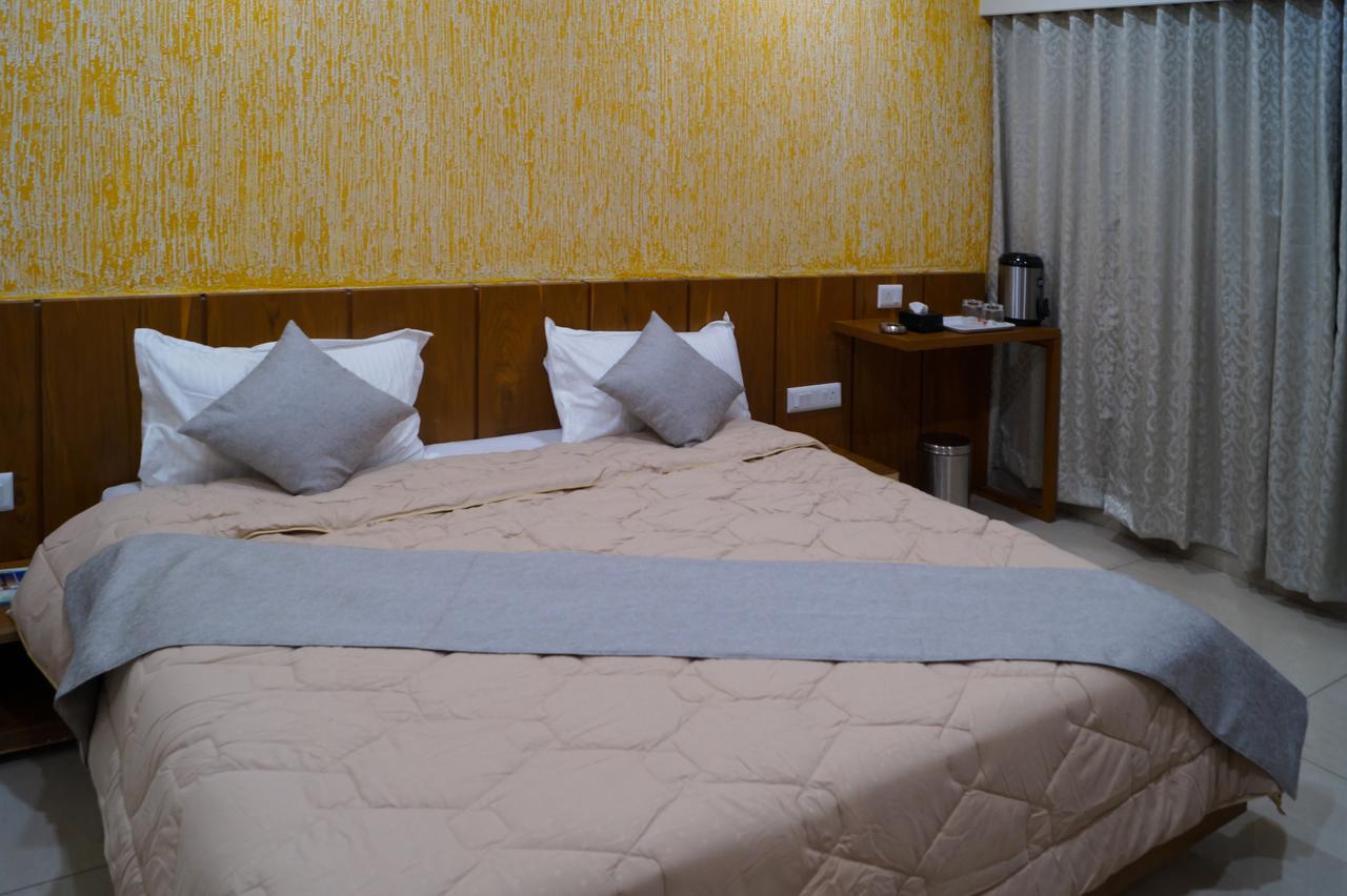 Hotel Midtown Vadodara Eksteriør billede