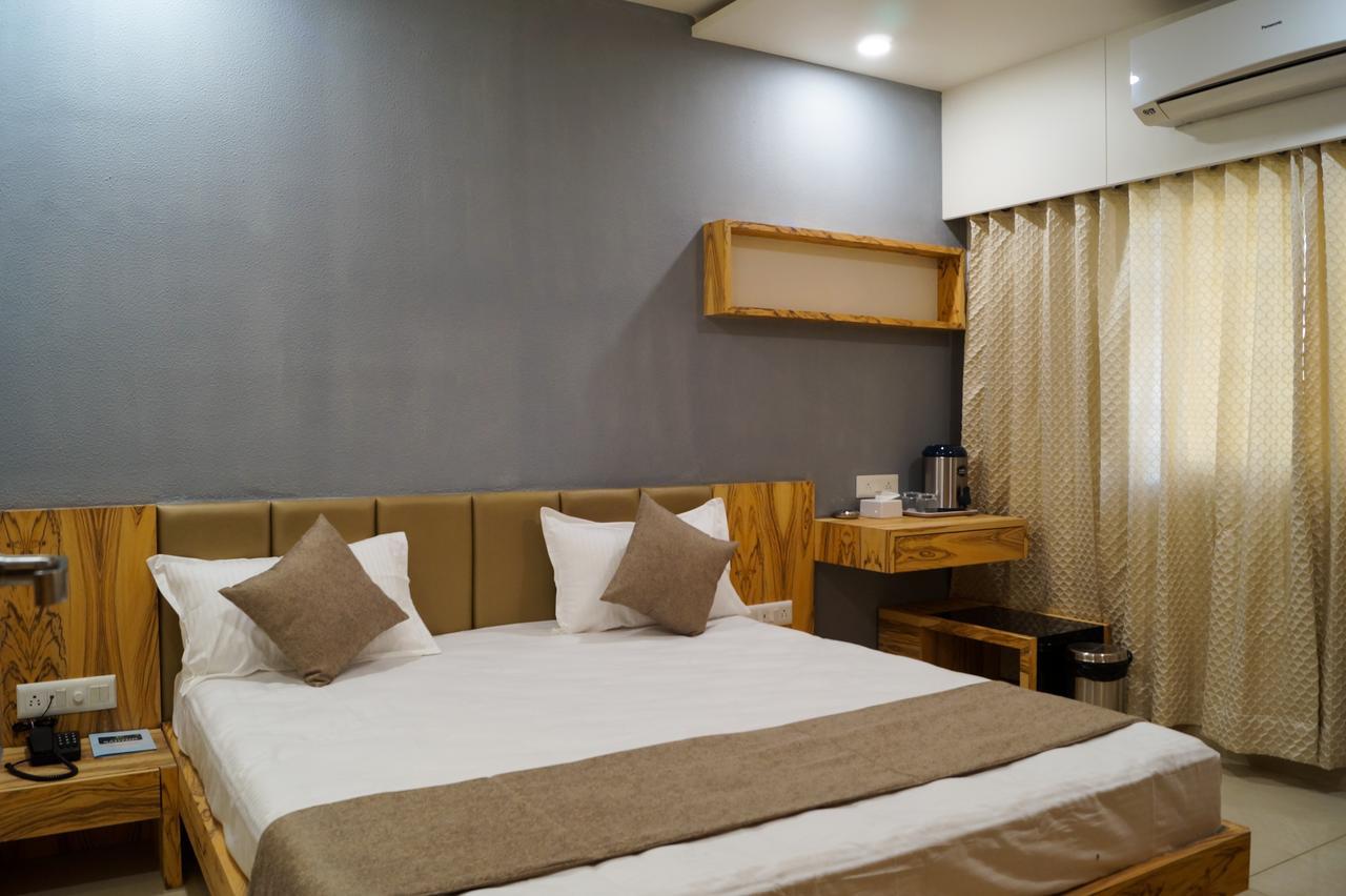 Hotel Midtown Vadodara Eksteriør billede