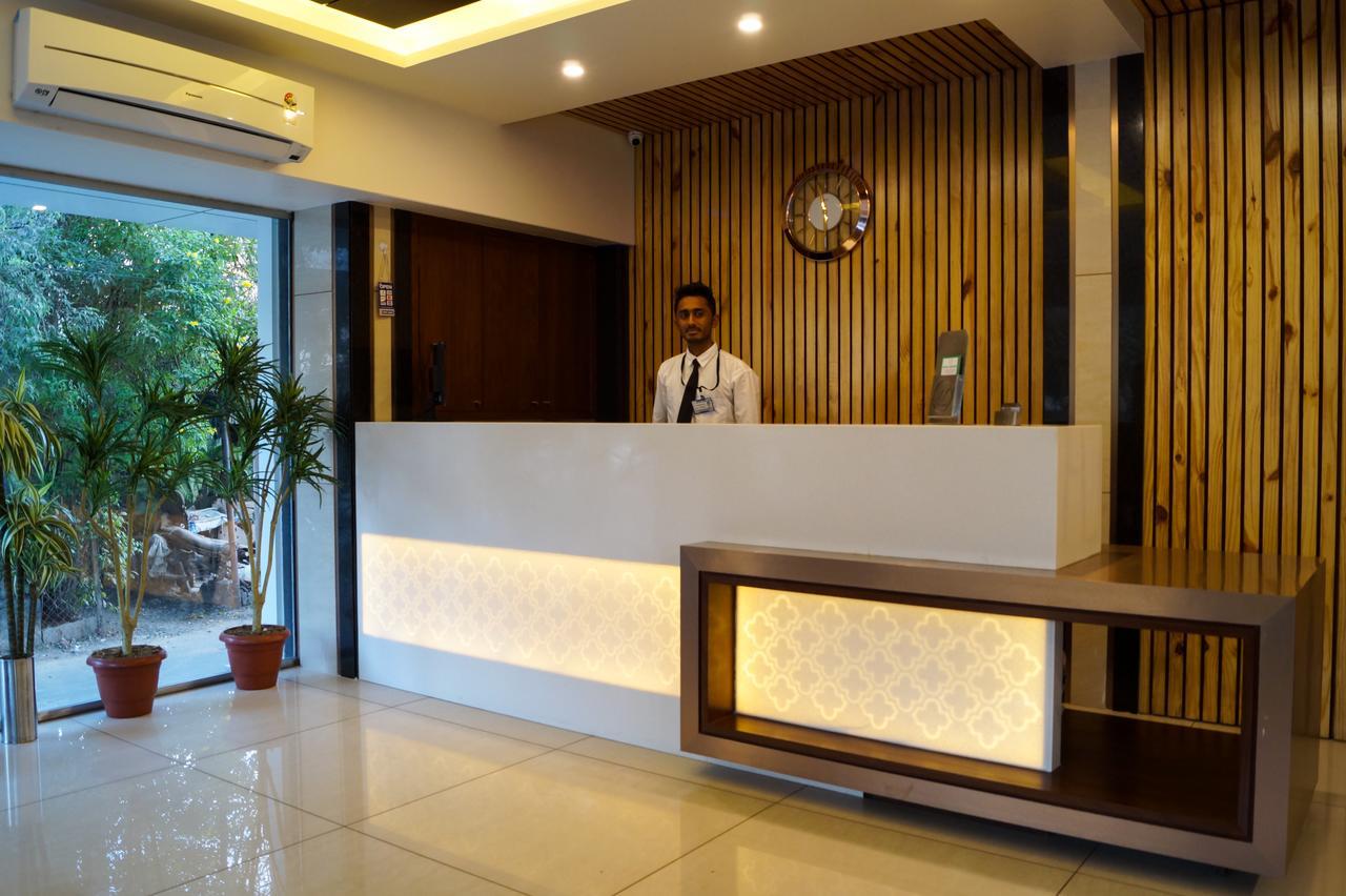 Hotel Midtown Vadodara Eksteriør billede