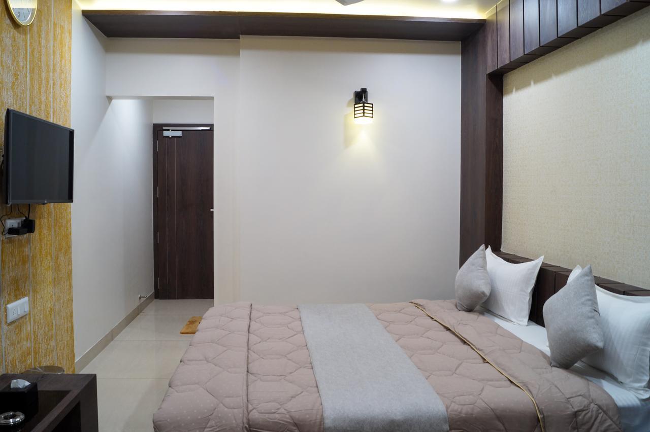 Hotel Midtown Vadodara Eksteriør billede